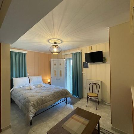 Flo'S Apartments Mesolóngion المظهر الخارجي الصورة