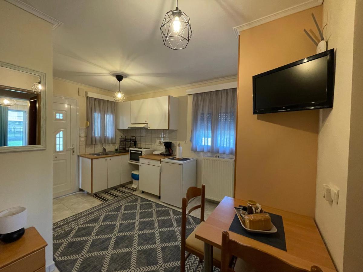 Flo'S Apartments Mesolóngion المظهر الخارجي الصورة
