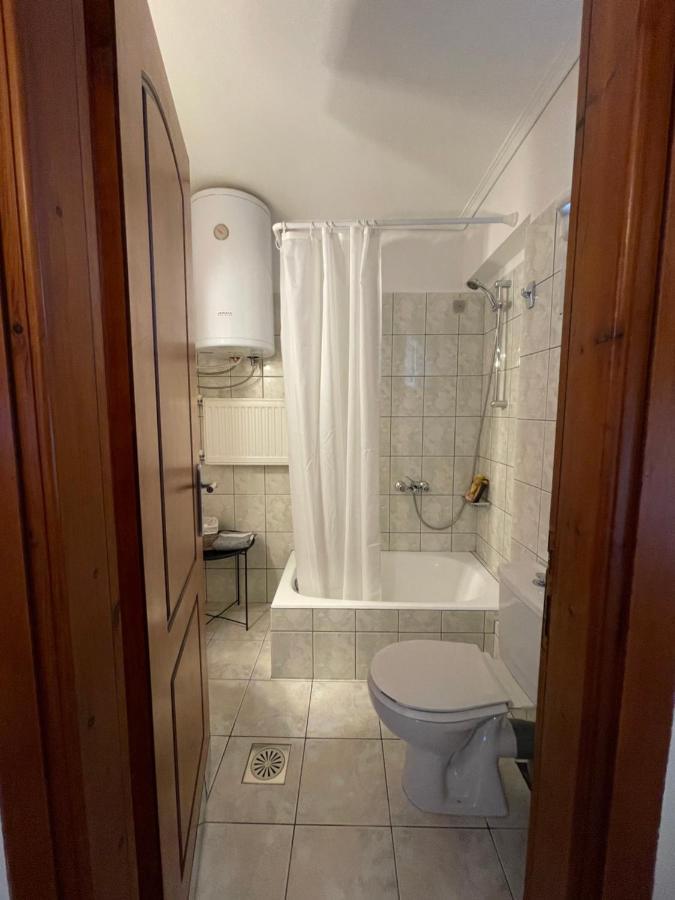 Flo'S Apartments Mesolóngion المظهر الخارجي الصورة