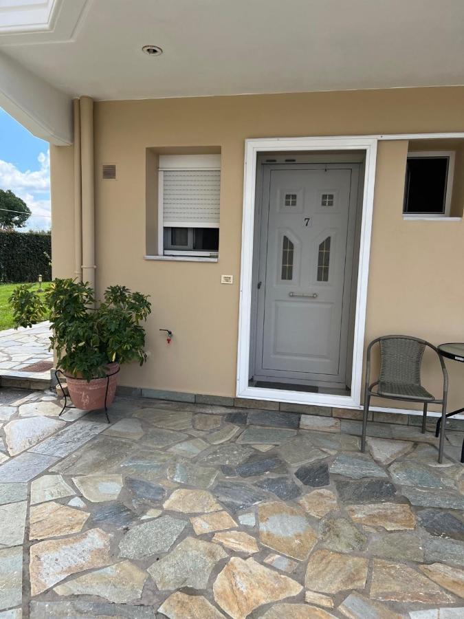 Flo'S Apartments Mesolóngion المظهر الخارجي الصورة