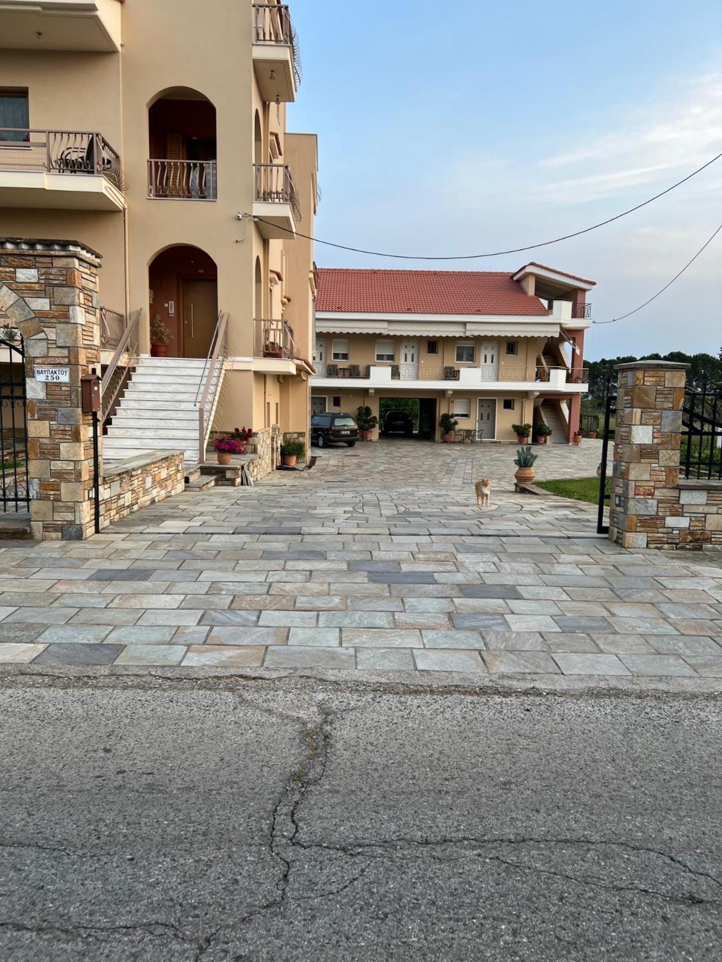 Flo'S Apartments Mesolóngion المظهر الخارجي الصورة